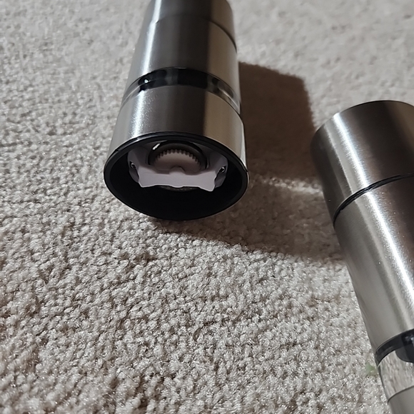 5.25″ Mr.Dudley Silver Echo – Stainless Steel Salt Shaker & Peppermill  MRD 4240 - Picture 5 of 7